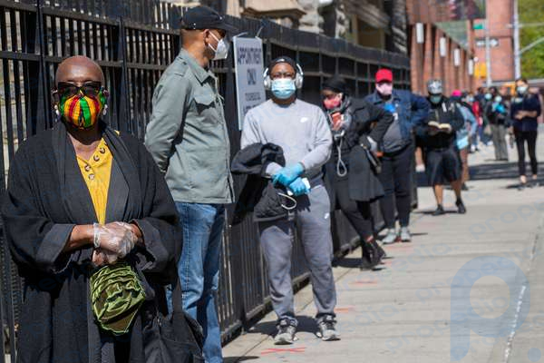 Eleanor Kennedy, residente de Harlem, a la izquierda, espera en fila durante una prueba de anticuerpos COVID-19 (coronavirus) en la Iglesia Bautista Abisinia, en el barrio de Harlem en Manhattan.  Las iglesias en comunidades de bajos ingresos de Nueva York ofrecen COVID-1