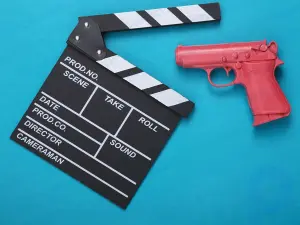 Hollywoods Liebe zu Waffen erhöht das Risiko von Schießereien – sowohl am Set als auch außerhalb