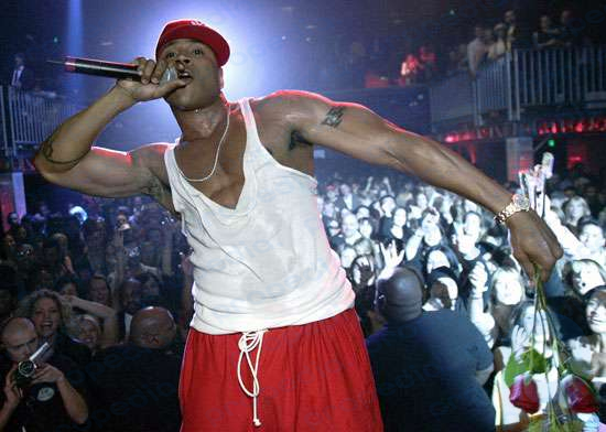 LL Cool J actúa en la fiesta del sexto aniversario de Motorola en beneficio de Toys for Tots - Espectáculo en el Music Box Theatre de Hollywood, California, 2 de diciembre de 2004. Rapero de música rap hip-hop