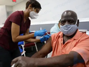 Muchos afroamericanos no se apresuran a recibir la vacuna COVID-19: una larga historia de abuso médico sugiere por qué