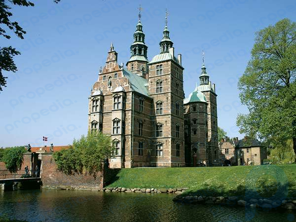 Замок Розенборг в Копенгагене, Дания, был построен как королевская летняя резиденция королем Кристианом IV в 1606-34 годах.  Король сам спроектировал замок в стиле голландского ренессанса и жил здесь до своей смерти в 1648 году.
