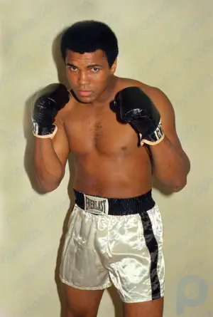 Zusammenfassung von Muhammad Ali: Entdecken Sie die Geschichte und Wirkung von Muhammad Ali, dem Boxweltmeister im Schwergewicht
