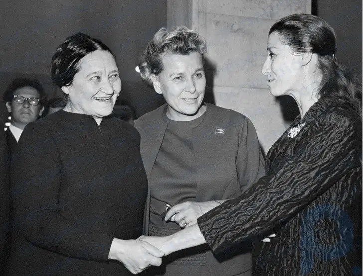 Ekaterina Furtseva, sanatçı Nadezhda Khodasevich-Léger ve balerin Maya Plisetskaya ile birlikte