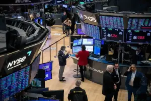 Markets News, 2 janvier 2024 : Le Nasdaq coule alors qu'Apple perd 100 milliards de dollars en capitalisation boursière ; Bitcoin saute au-dessus de 45 000 $