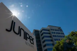 Movimientos del mediodía: Boeing amplía las pérdidas, Juniper Networks se lanza ante una posible venta