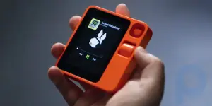 El pequeño anti-teléfono inteligente Rabbit R1 con IA se presentó en CES 2024