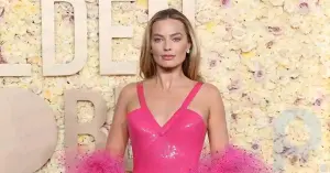 En los Globos de Oro, Margot Robbie repitió su look de Barbie de 1977 con una nube de volantes rosas