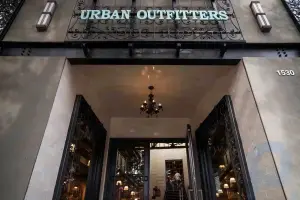 Las fuertes ventas navideñas hacen que las acciones de Urban Outfitters alcancen el nivel más alto desde mediados de 2022