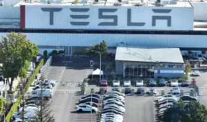 Las acciones de Tesla caen después de que se informara que la empresa aumentó los salarios en medio de la creciente presión sindical