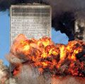 El vuelo 175 de United Airlines secuestrado desde Boston se estrella contra la torre sur del World Trade Center y explota a las 9:03 am del 11 de septiembre de 2001 en la ciudad de Nueva York.  El accidente de dos aviones secuestrados por terroristas leales al líder de Al Qaeda, Osama bin..