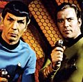 （左）テレビシリーズ「スタートレック」（1966～69年）のミスター・スポック役のレナード・ニモイとジェームズ・T・カーク船長役のウィリアム・シャトナー。 (SF、バルカン人)