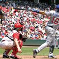Aramis Ramirez Nr. 16 der Chicago Cubs sieht zu, wie der Ball das Stadion gegen die Cincinnati Reds verlässt.  Major League Baseball (MLB).