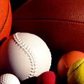 Verschiedene Sportbälle, darunter Basketball, Fußball, Fußball, Tennisball, Baseball und andere.