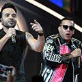 (Izquierda) Luis Fonsi y Daddy Yankee (Ramón Luis Ayala Rodríguez) actúan durante los Premios Billboard de la Música Latina 2017 y el espectáculo en el Bank United Center, Universidad de Miami, Miami, Florida, el 27 de abril de 2017. (música)