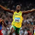 Usain Bolt de Jamaica reacciona después de romper el récord mundial con un tiempo de 19:30 para ganar la medalla de oro mientras Churandy Martina (izquierda) de las Antillas Holandesas y Brian Dzingai de Zimbabwe lo siguen en la final masculina de 200 metros en el Estadio Nacional durante el día 12. de los Juegos Olímpicos de Beijing 2008 el 20 de agosto de 2008 en Beijing, China.  (Juegos Olímpicos de verano, atletismo, atletismo)