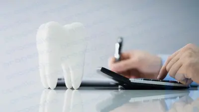 Zahnversicherung: Lohnt sich der Abschluss? Die Versicherung dieser strahlend weißen Zähne kann Sie etwas Grün kosten: