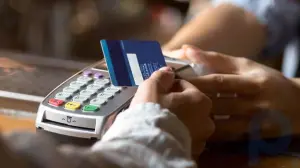 Comprensión de las tarjetas de crédito: su propósito, aspectos positivos y posibles riesgos: Desliza, toca o inserta y luego paga: