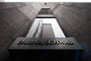 Las acciones de Charles Schwab se desploman a medida que los aumentos de las tasas de la Fed y los cargos de la FDIC reducen las ganancias