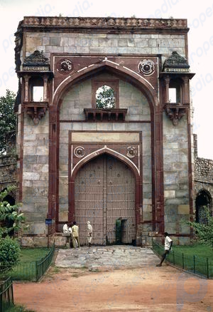 puerta de entrada a la ʿSarāʾī árabe