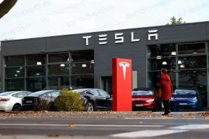 Movimientos del mediodía: Tesla cae por los recortes de precios en Europa, Boeing sube por las inspecciones de la FAA