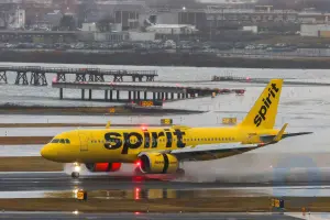 Der Aktienkurs von Spirit Airlines stürzt um 50 % ab, nachdem ein Richter die JetBlue-Fusion blockiert hat