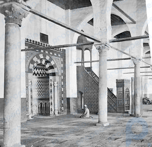 Kahire'deki Amr ibn el-As Camii'nin mihrabı (namaz yeri) ve minberi (minber) gösteren içi.