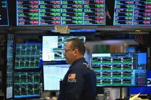 Новости рынков, 13 марта 2024 г:: индекс Dow Ekes Out Gain; Nasdaq падает, поскольку биткойн торгуется близко к рекорду