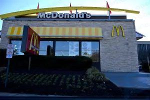 Les actions de McDonald's chutent alors que le directeur financier déclare que les clients à faible revenu réduisent leurs dépenses