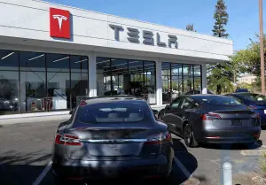 Las acciones de Tesla caen a medida que las entregas del primer trimestre caen un 8,5% respecto al año anterior