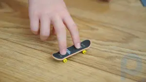 Wie man mit drei Fingern einen Ollie auf einem Tech-Deck macht