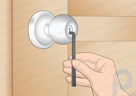 Paso 1 Inserte una llave tensora en la parte inferior del ojo de la cerradura.