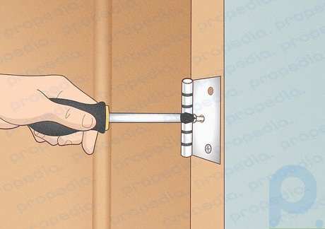 Paso 3 Utilice un destornillador para quitar las bisagras de una puerta interior.