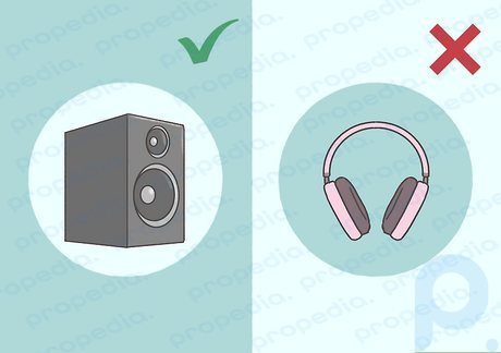 Étape 1 Écoutez de la musique pour votre bébé sur des haut-parleurs stéréo plutôt que d'utiliser des écouteurs sur le ventre de femme enceinte.