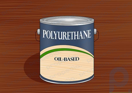 Schritt 2 Wählen Sie Polyurethan auf Ölbasis, um dem vorhandenen Holz einen tieferen Farbton zu verleihen.