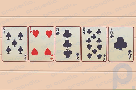 Adım 3 Her oyuncunun tükürük destesinden oyunun ortasına bir kart atmasını sağlayarak oyuna başlayın.