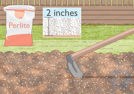 Schritt 5 Bearbeiten Sie den Boden für Entwässerung und Feuchtigkeitsspeicherung.