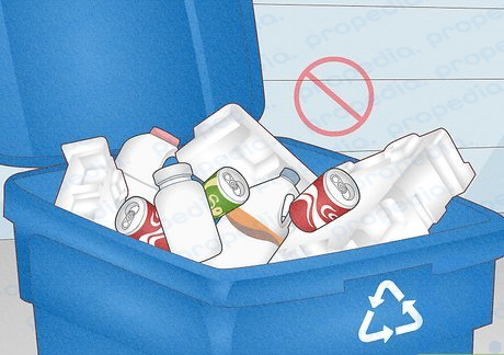 Paso 1 Nunca coloque la espuma de poliestireno junto con otros materiales reciclables.