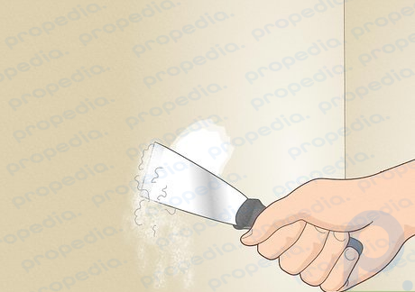 Étape 6 Lorsque le mastic est sec, poncez-le ou utilisez un couteau à mastic rigide pour le gratter au ras du mur ou du plafond.