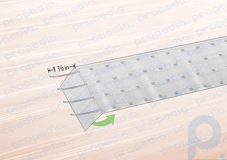 Étape 3 Tirez les ficelles à 1 1⁄2 po (3,8 cm) de chaque extrémité et rentrez les extrémités en dessous.