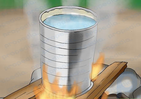 Schritt 4 Kochen Sie Wasser über einem Feuer, um es zu desinfizieren.