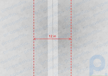 Шаг 3. Нанесите ложку смеси на швы гипсокартона длиной 12 дюймов (30 см).
