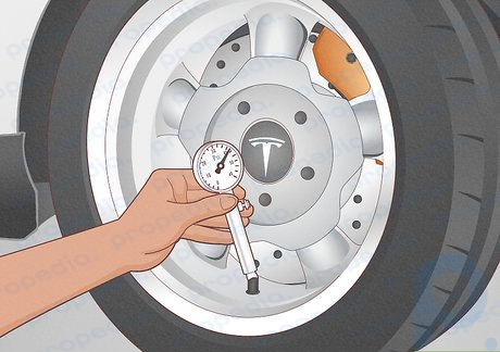 Schritt 1 Überprüfen Sie Ihren Reifendruck manuell mit einem Manometer.