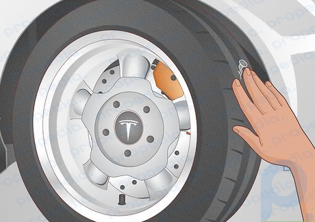 Schritt 2 Untersuchen Sie Ihre Reifen auf etwaige Schäden.