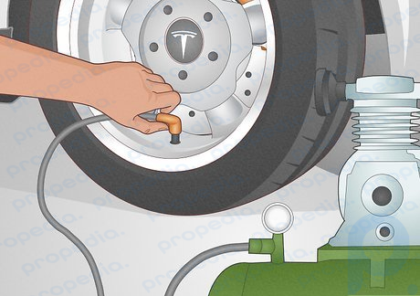 Schritt 3 Füllen Sie die Reifen bis zum empfohlenen Druck mit Luft.