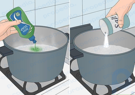 Paso 2 Agregue jabón para platos al agua y vinagre o sal para tejidos naturales.