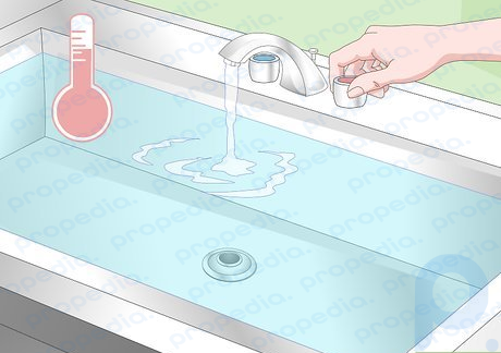 ステップ 1 シンク、ユーティリティバケツ、または浴槽にぬるま湯を入れます。