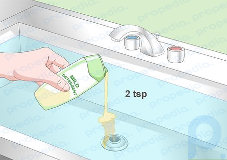 ステップ 2 小さじ 1 杯 (4.9 ml) の中性洗剤を水に混ぜます。