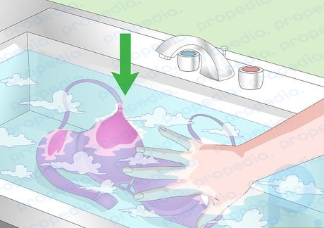 ステップ 3 ブラジャーを完全に水に浸し、5 ～ 10 分間浸します。