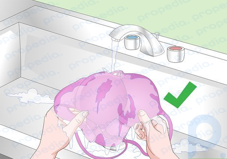 ステップ 5 ブラジャーをきれいな水で徹底的にすすぎ、石鹸をすべて取り除きます。
