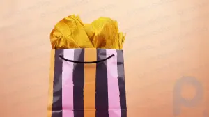 4 formas de envolver una vela para regalo con pañuelos de papel o papel de regalo